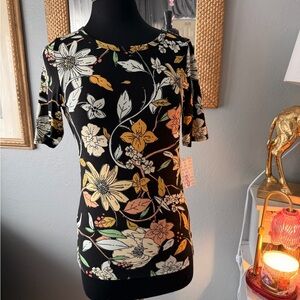NWT!! 🖤💛 LuLaRoe Black Floral Short Sleeve Top